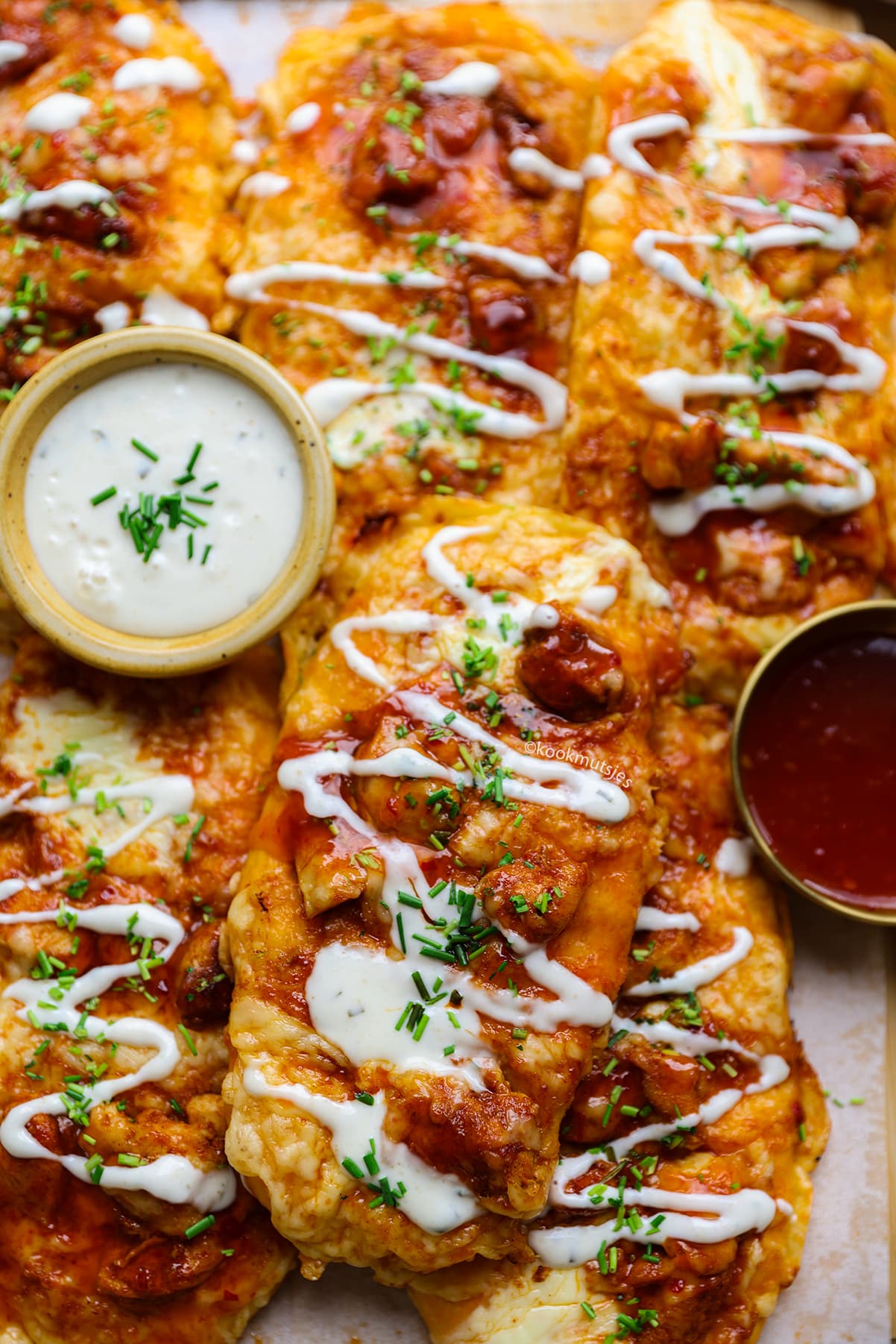 Pittige buffalo kipbroodjes met kip, kaas en hot sauce