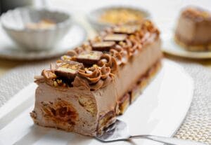 Snickers Taart met karamel, chocolade en gehakte pinda's