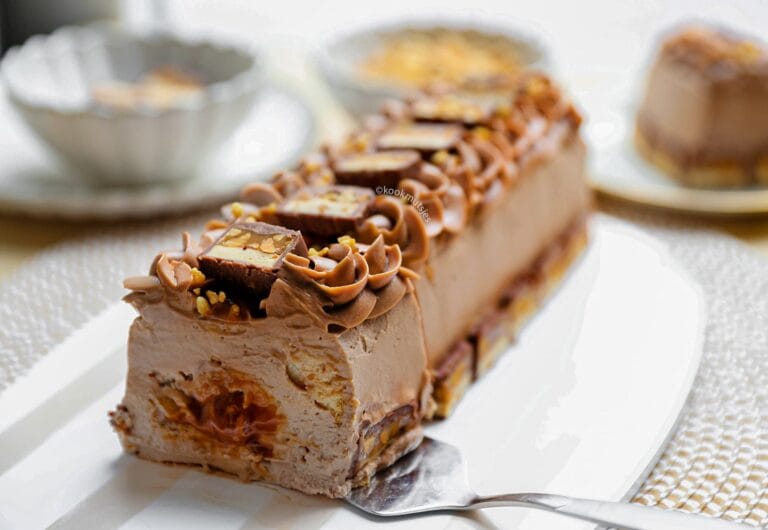 Snickers Taart met karamel, chocolade en gehakte pinda's