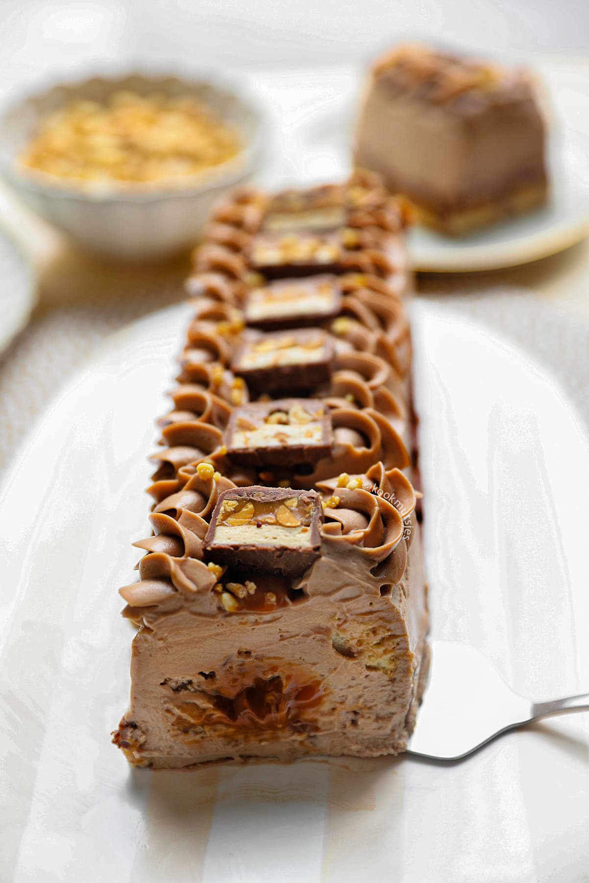 Snickers karamel dessert met chocolade, pinda's en Snickers