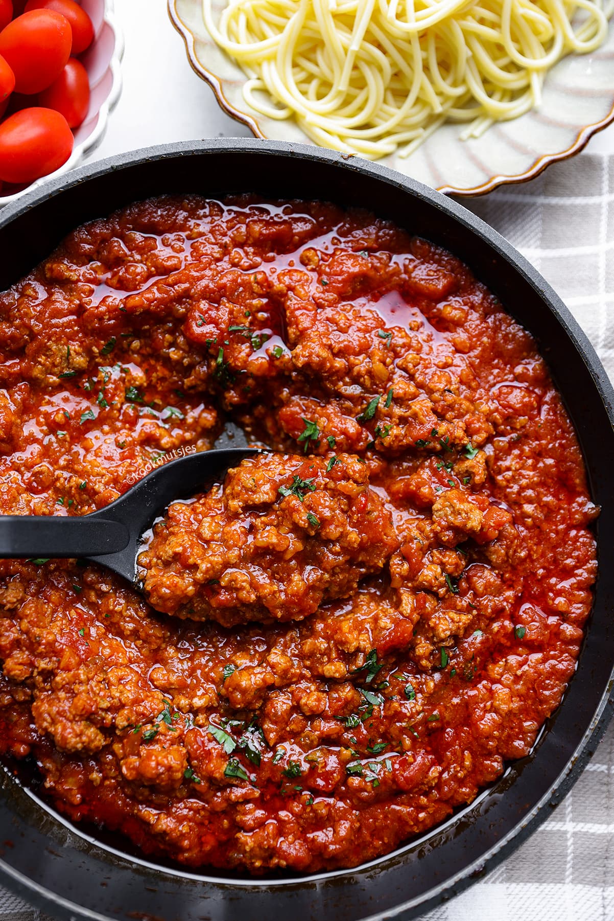 Italiaanse bolognesesaus met rundergehakt en tomaten