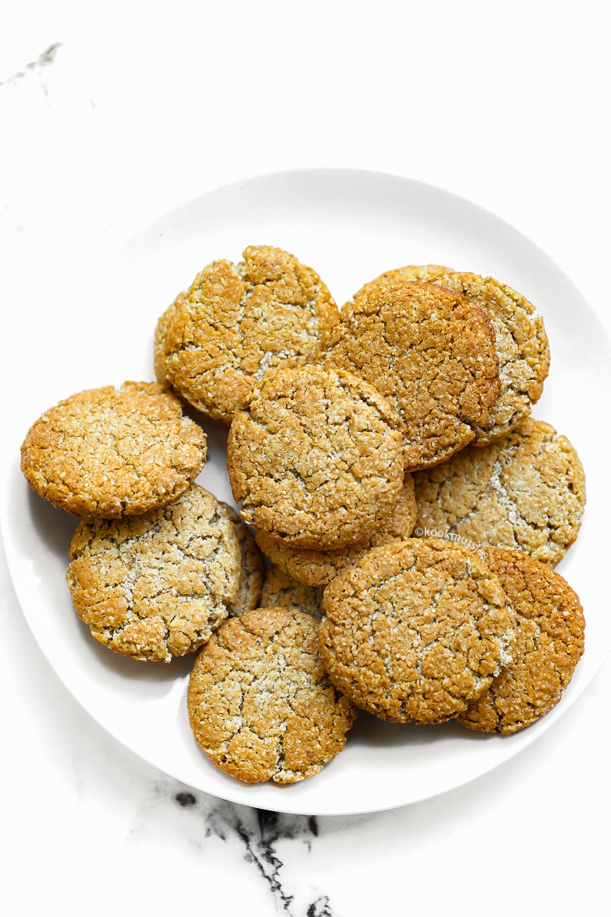 Zelfgemaakte havermoutkoekjes op een bakplaat