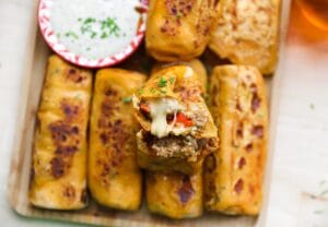 Zoete aardappel broodjes gevuld met gekruid gehakt en mozzarella