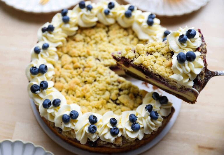 Bosbessen kruimel cheesecake met Biscoff bodem en krokante koekkruimels