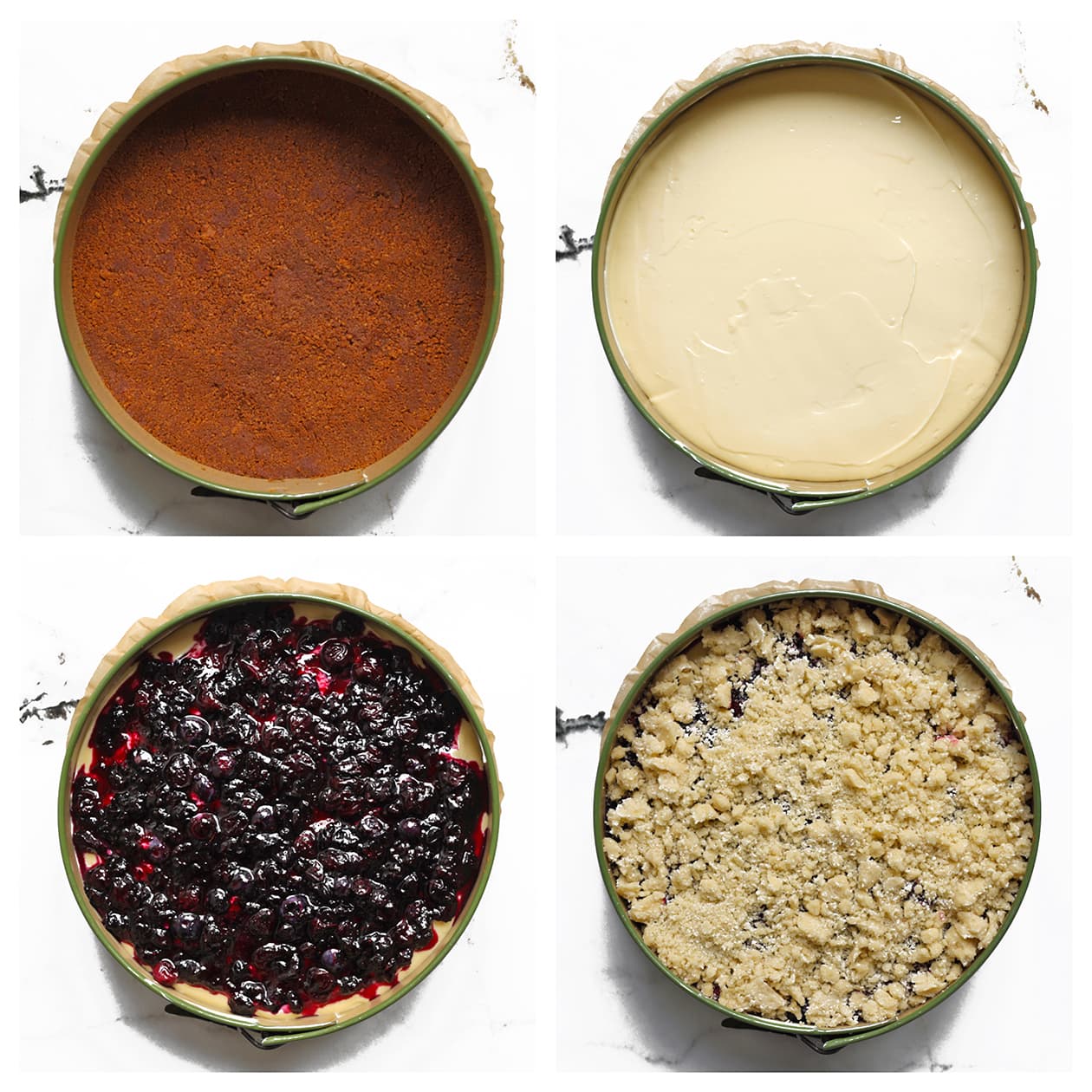 Bosbessenmengsel en koekkruimels worden over de cheesecake verdeeld