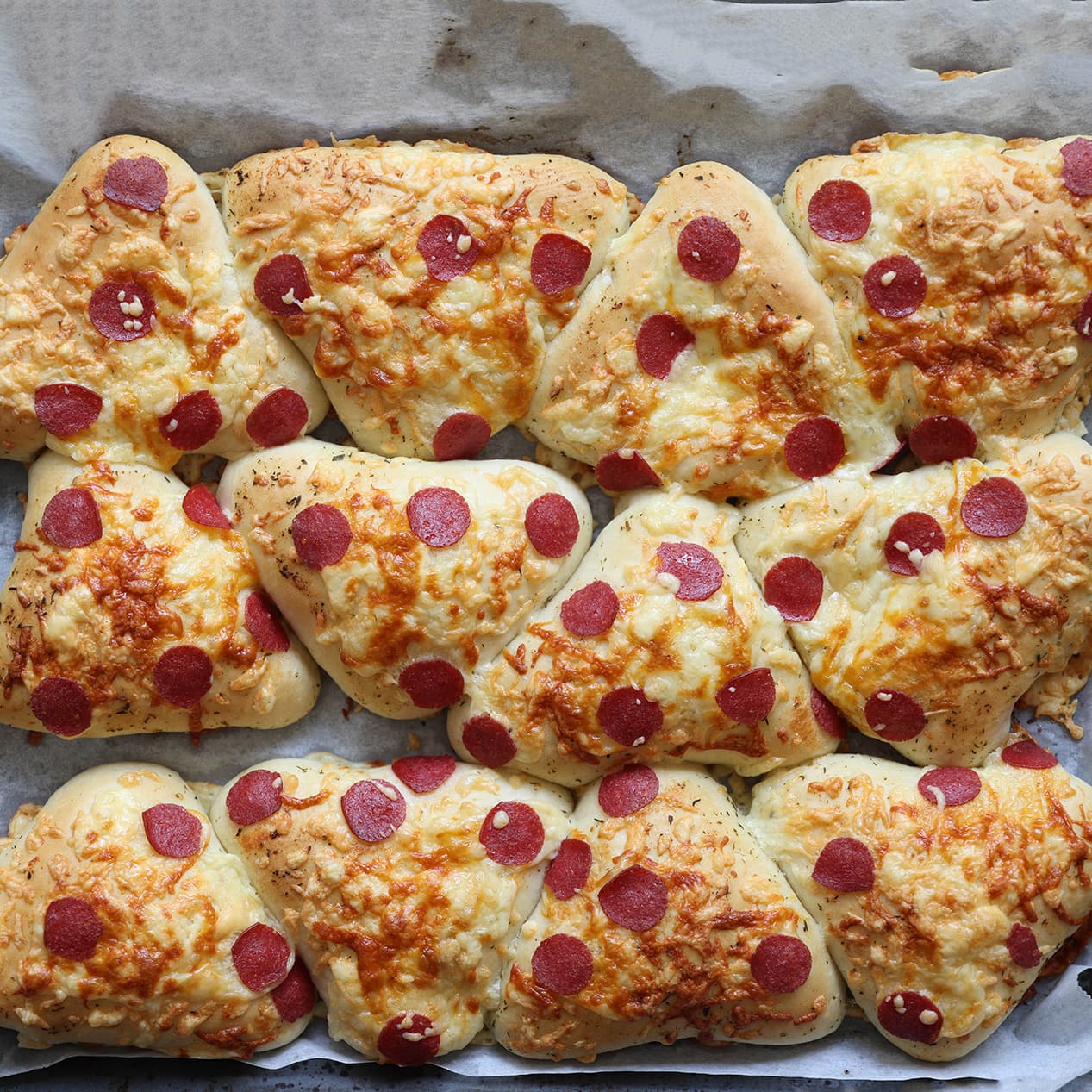 Gerezen kaas pepperoni broodjes klaar om te bakken