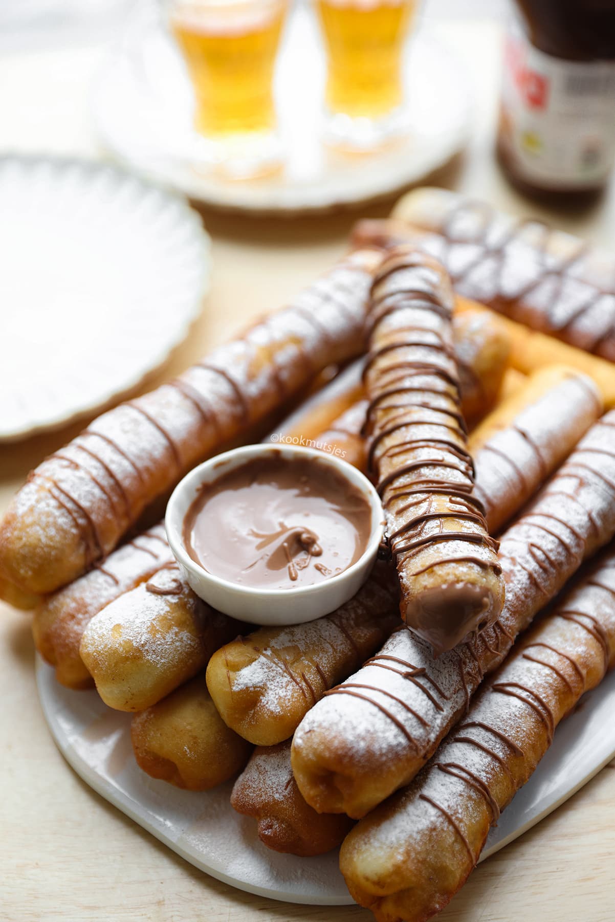 Gevulde long donuts met chocolade en poedersuiker