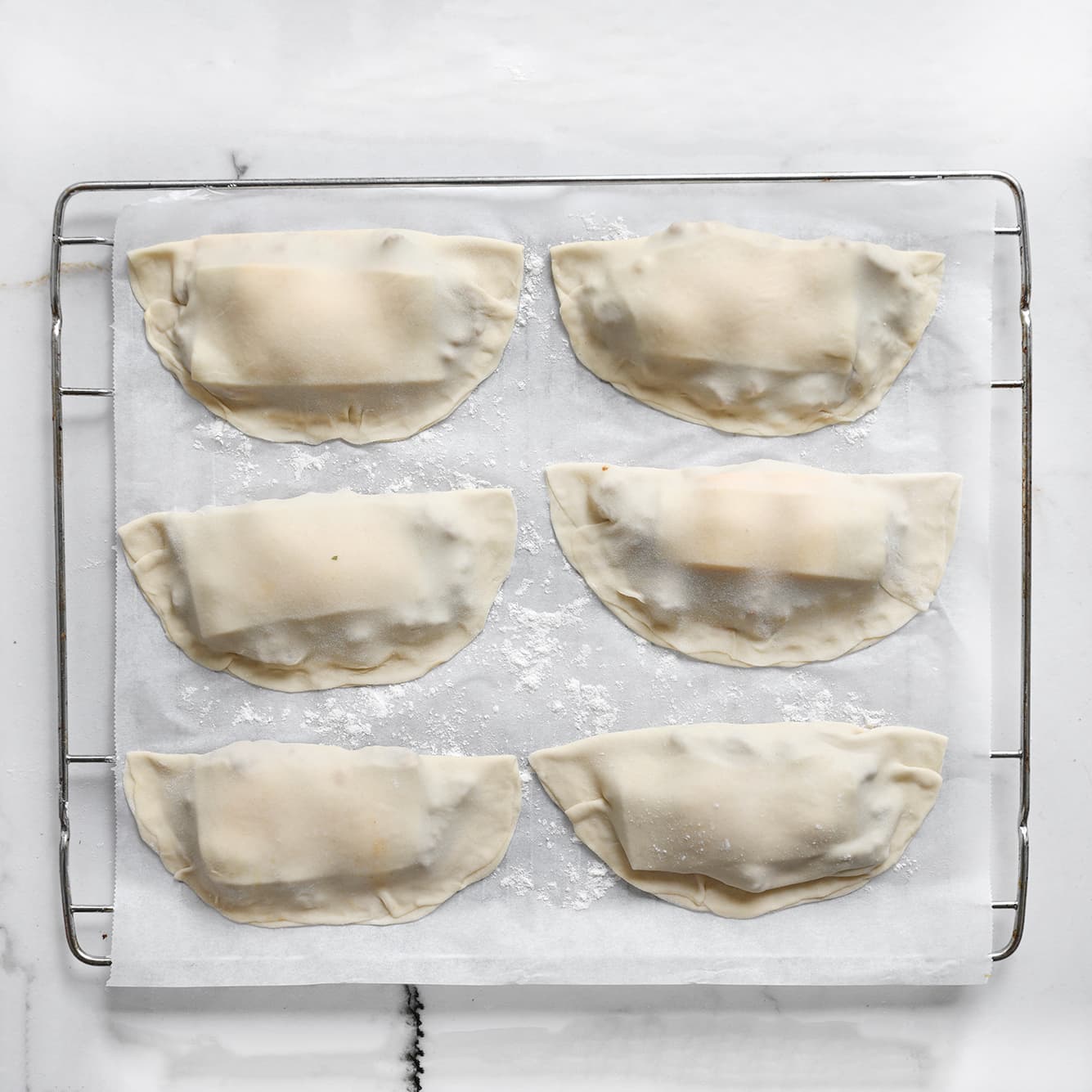 Gevuld Philly cheesesteak flatbread klaar om te bakken