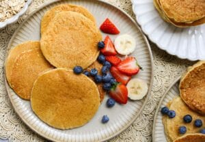Havermout pannenkoeken op een bord