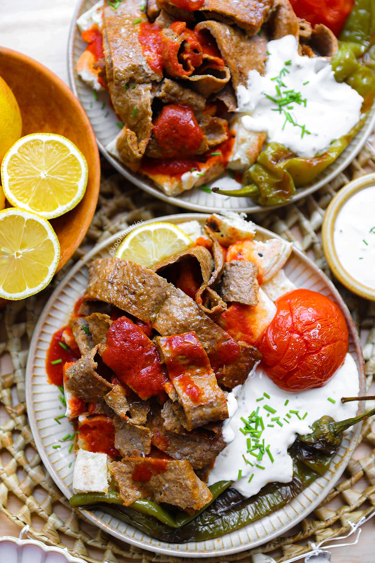 Iskender kebab met kebabvlees, tomatensaus en gesmolten boter