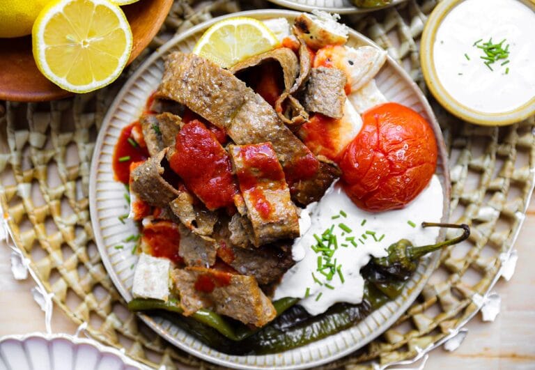 Iskender kebab met tomatensaus, Turks brood, yoghurt en gesmolten boter
