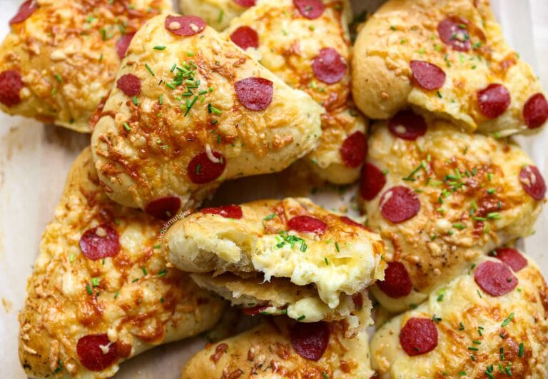 Kaas pepperoni broodjes met gesmolten kaas en kruidenboter