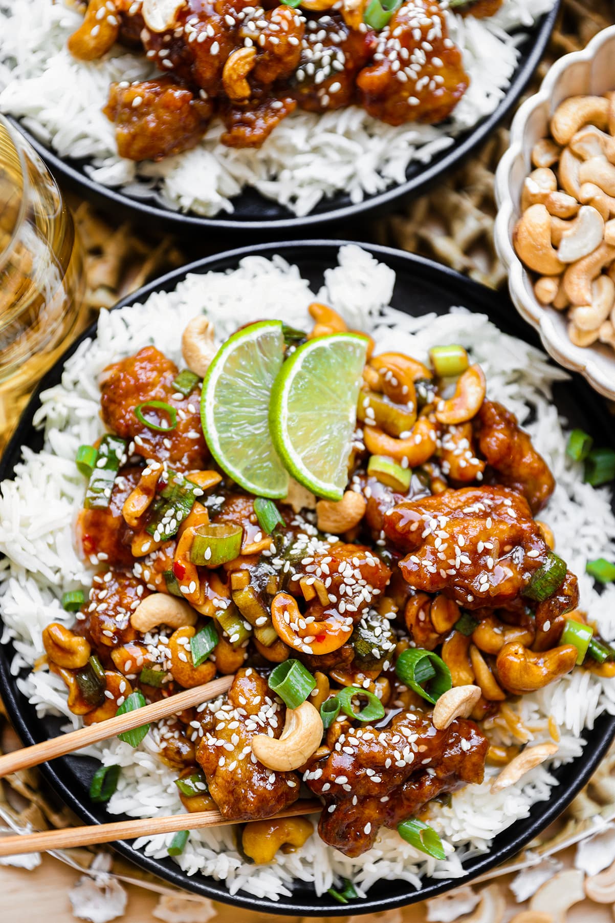 Kip cashew met rijst, cashewnoten en lente-ui