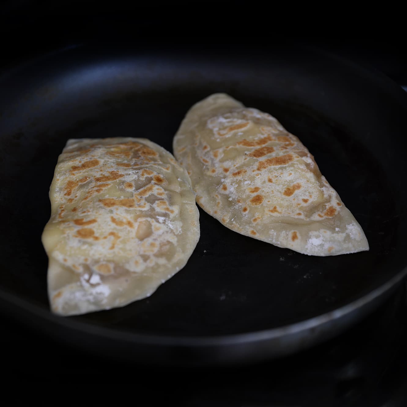 Philly cheesesteak flatbread goudbruin bakken in de pan