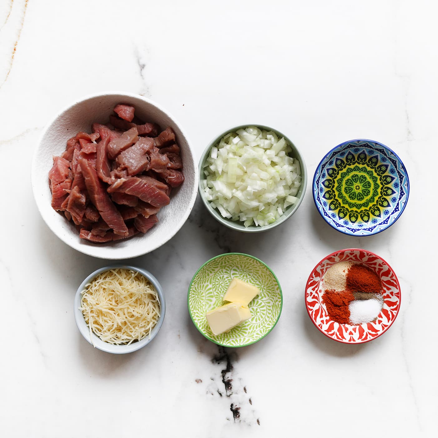 Ingrediënten voor Philly cheesesteak flatbread met rundvlees en ui