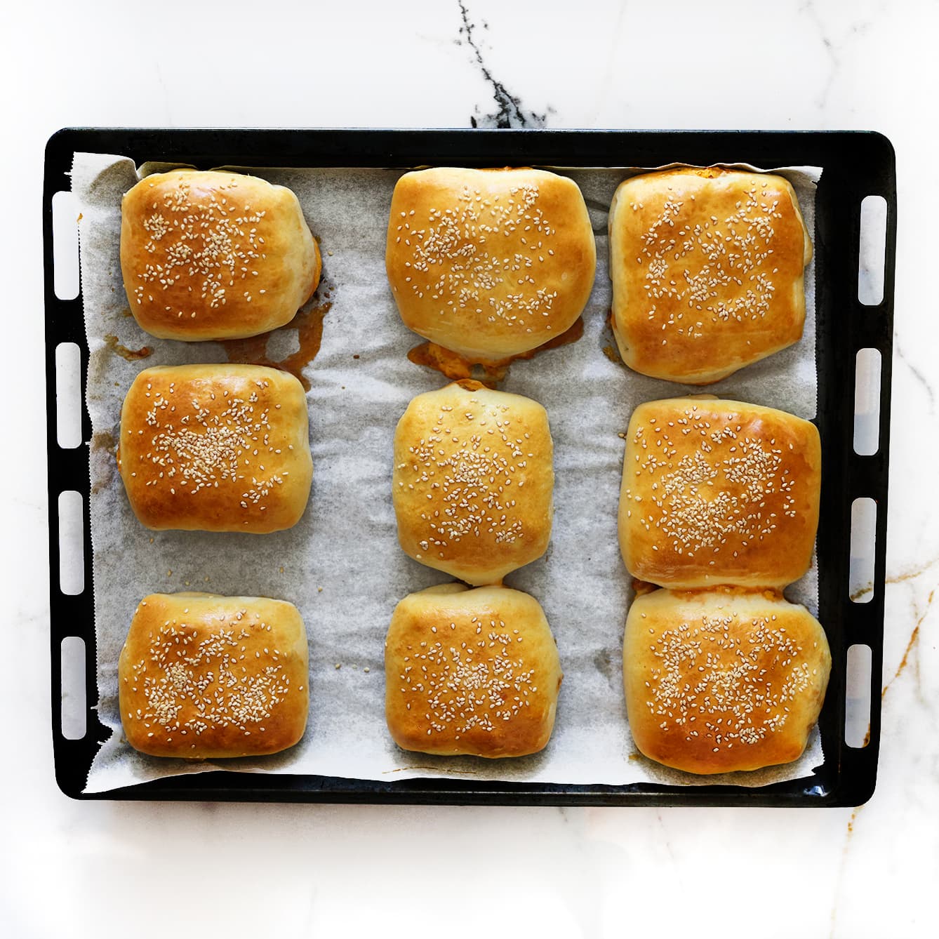 Goudbruine Sloppy Joe burgers met sesamzaad uit de oven