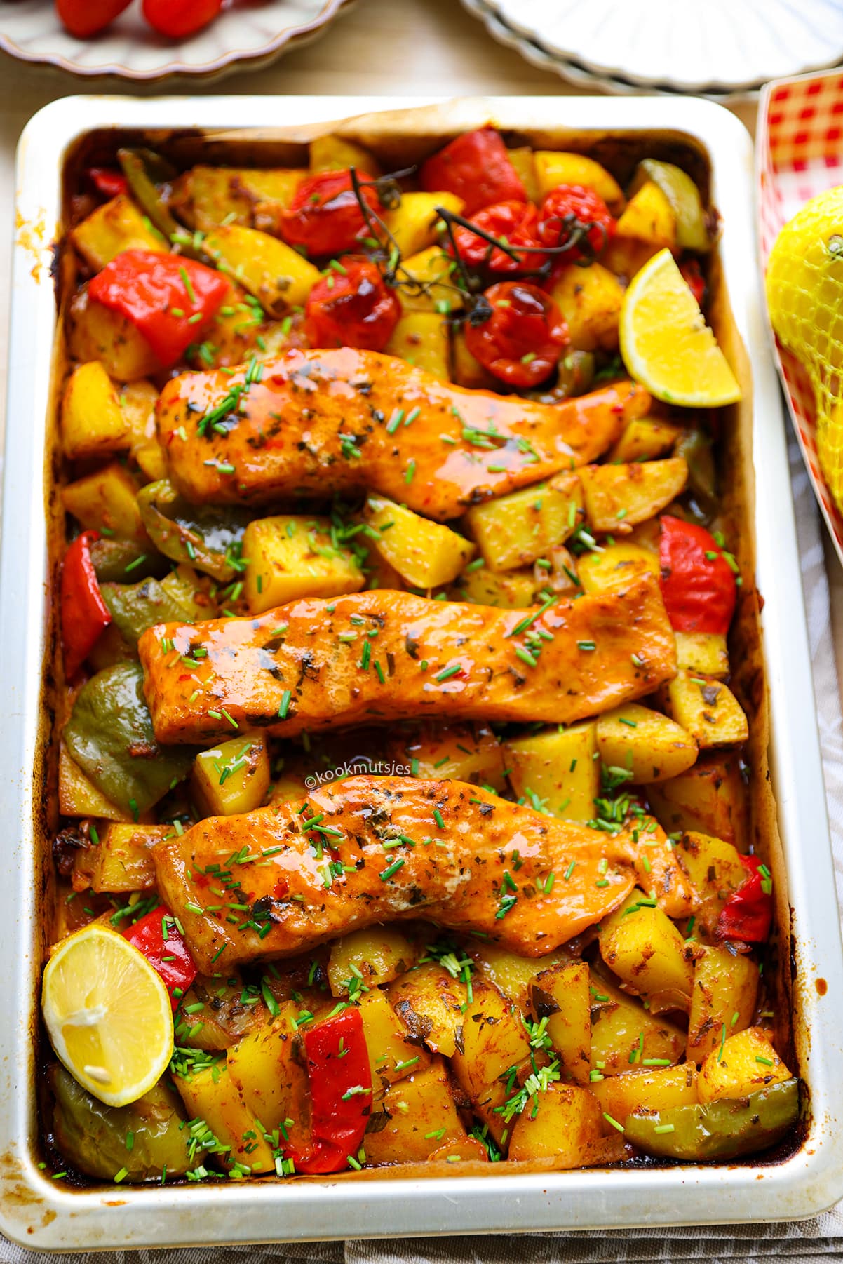 Zalm traybake met goudbruine aardappelpartjes en paprika