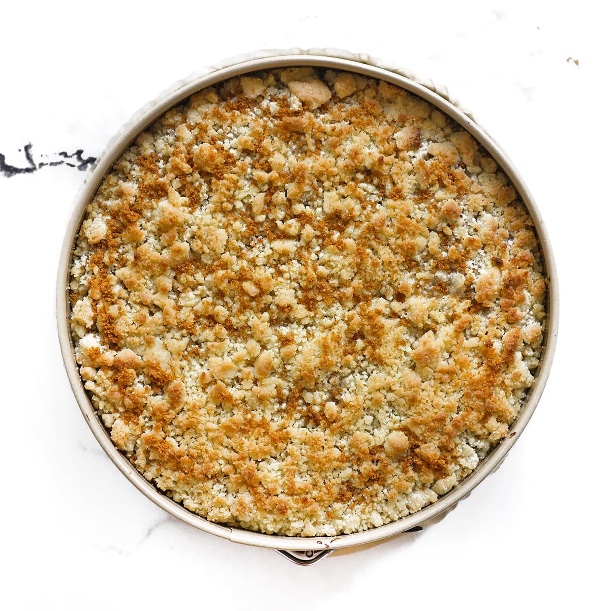 Appel-kruimelcheesecake bakken in de oven