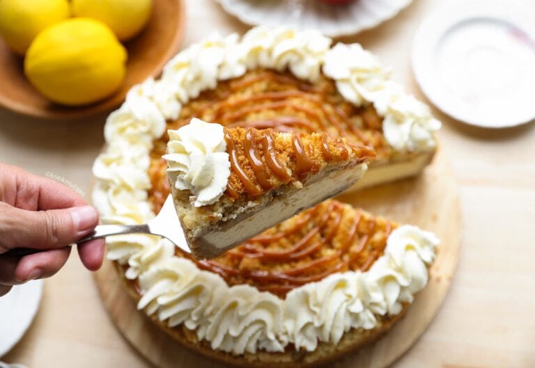 Appel-kruimel cheesecake met appel, koekkruimels en karamel