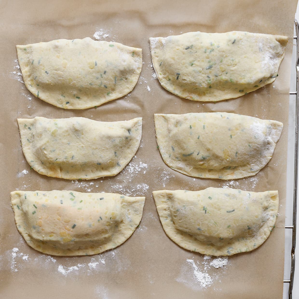 Gevulde aardappel tonijn broodjes op bakpapier