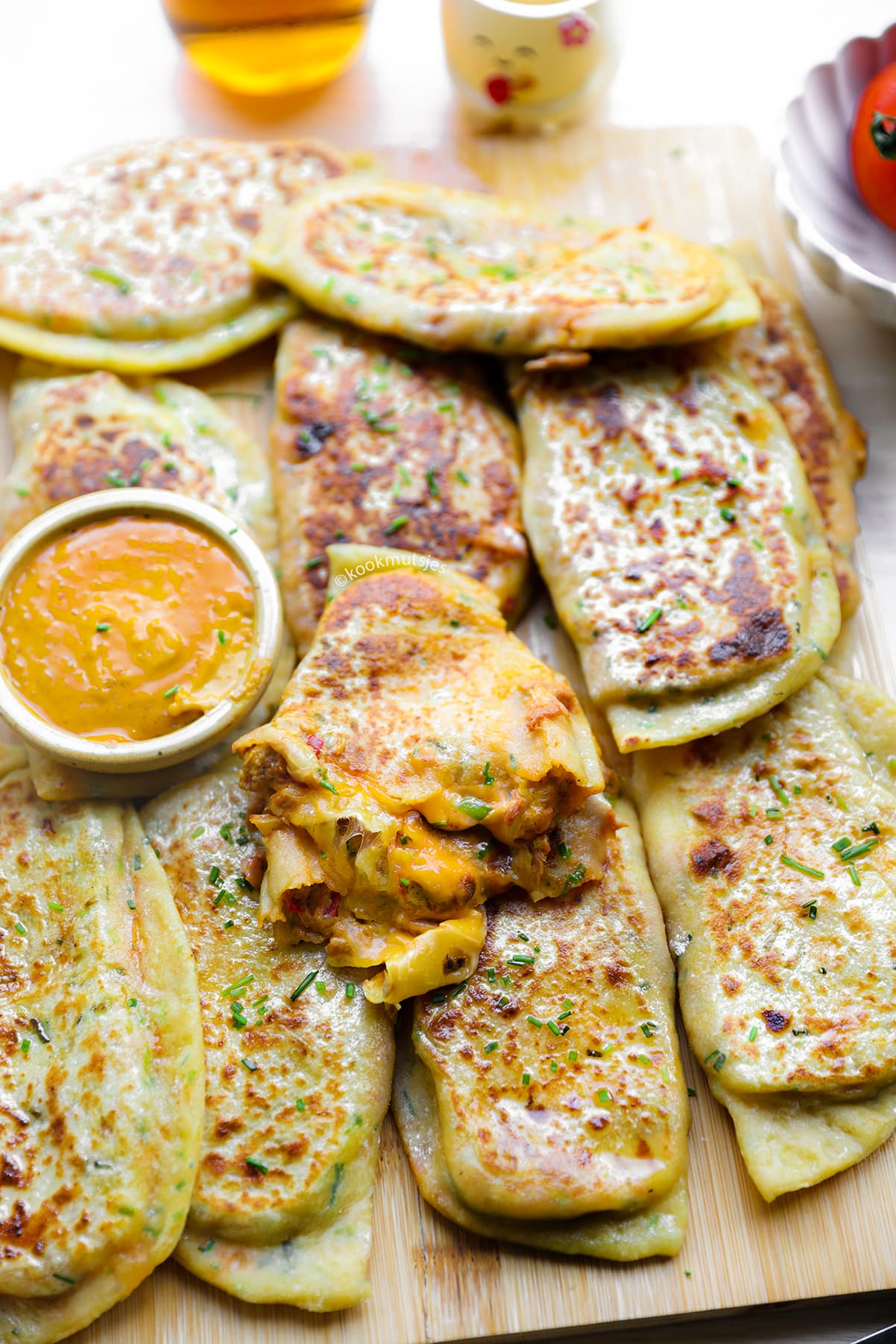 Goudbruine aardappel tonijn broodjes met tonijnvulling en kaas