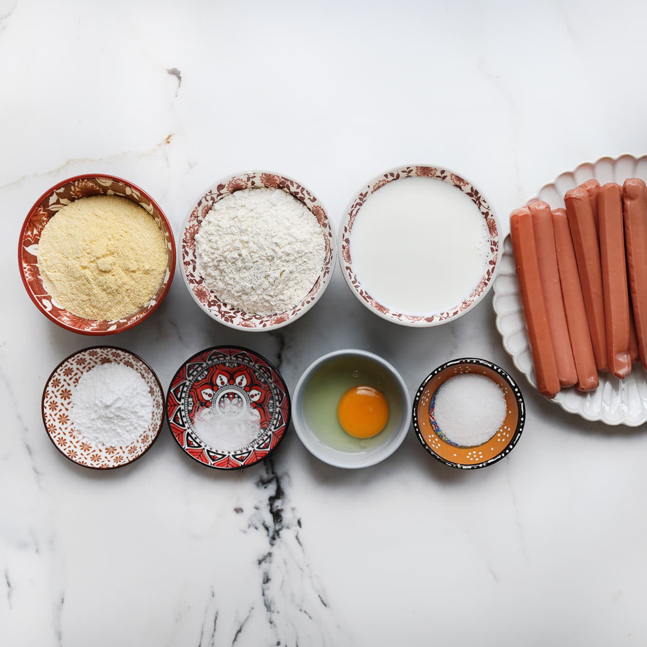 Ingrediënten voor het maken van corn dogs