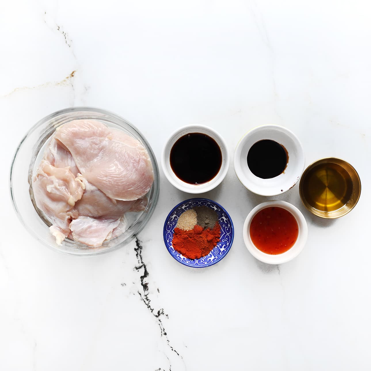 Ingrediënten voor zelfgemaakte Subway Chicken Teriyaki broodjes op het aanrecht