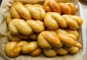 Koreaanse donuts Kkwabaegi met bruine boter glazuur