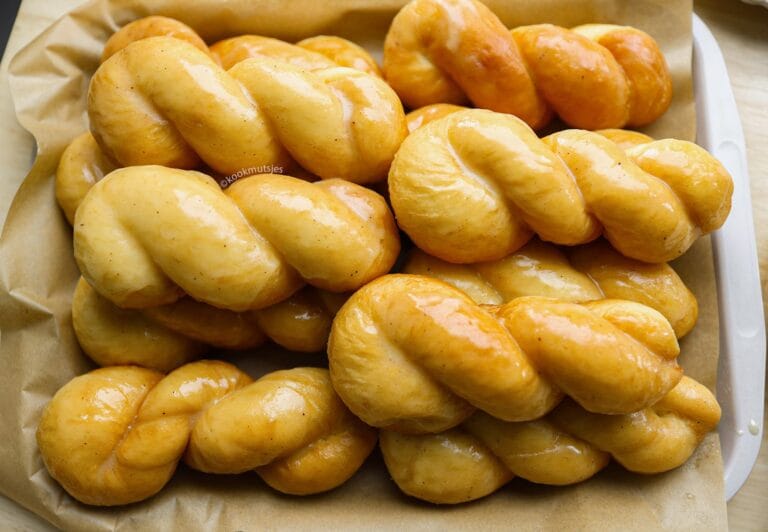 Koreaanse donuts Kkwabaegi met bruine boter glazuur