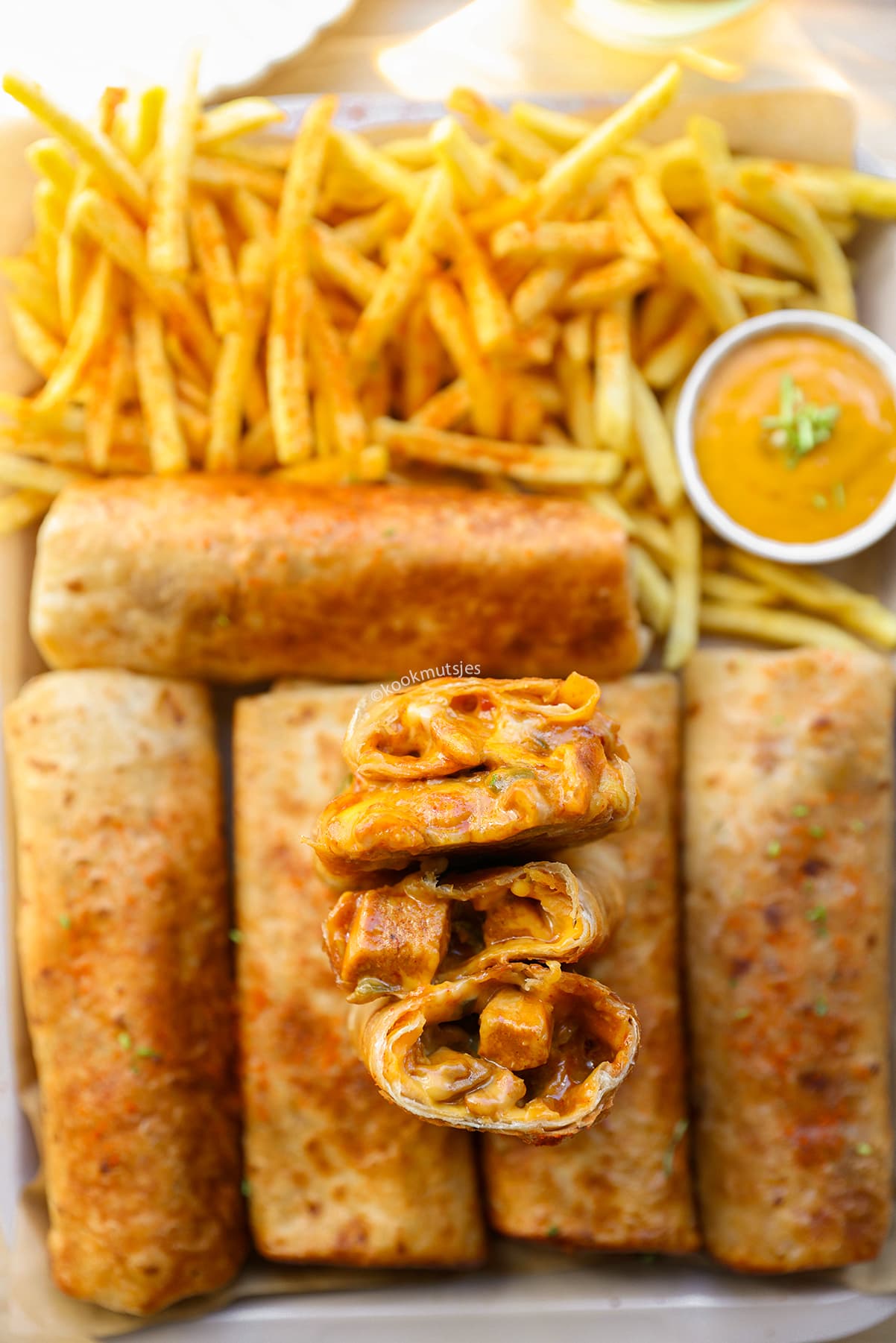 Krokante spicy chicken wraps met pittige kip en gesmolten cheddar