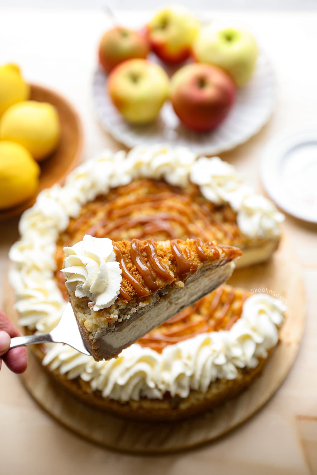 Romige appelcheesecake met krokante koekkruimels en karamel
