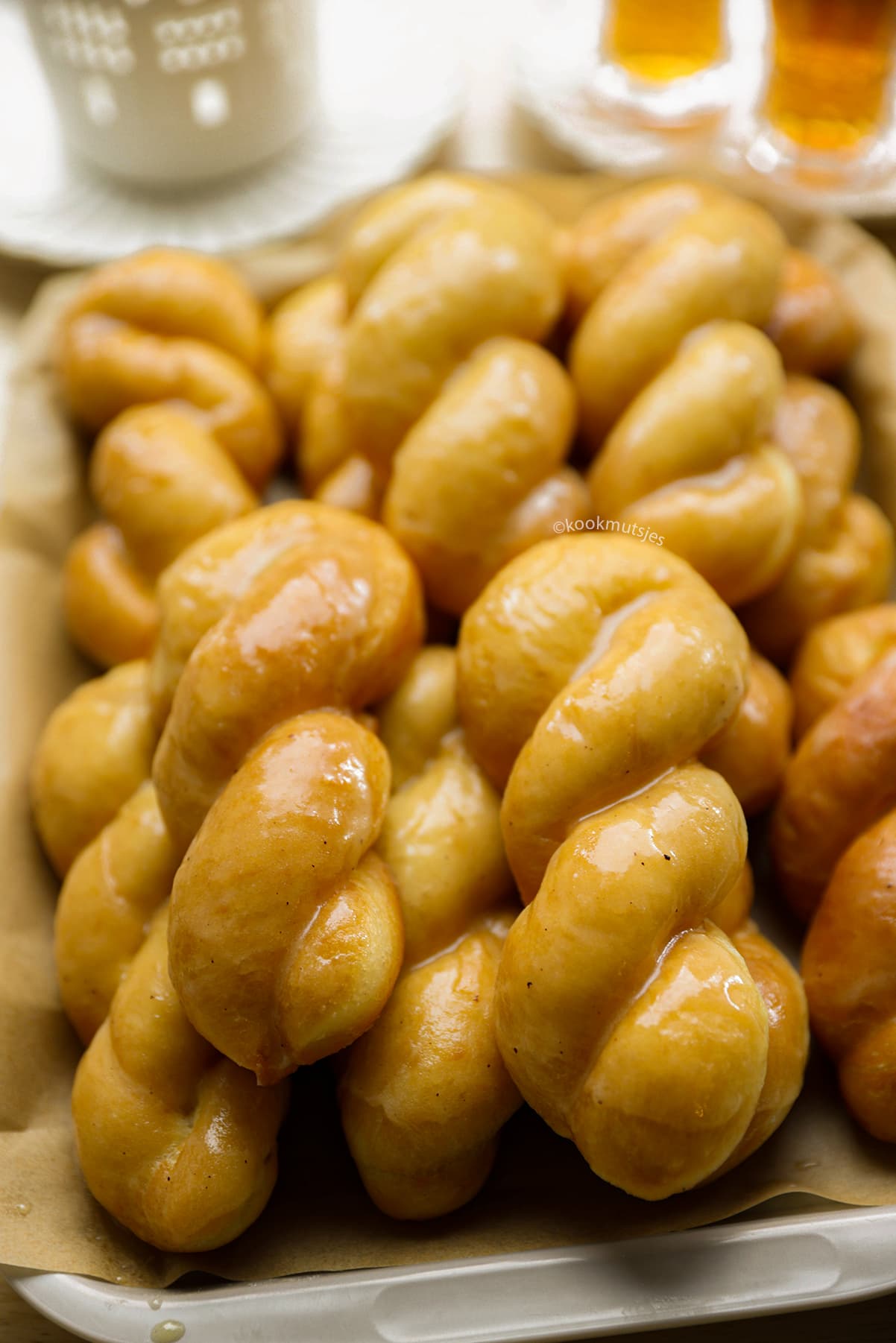 Zachte Koreaanse Kkwabaegi donuts met glazuur