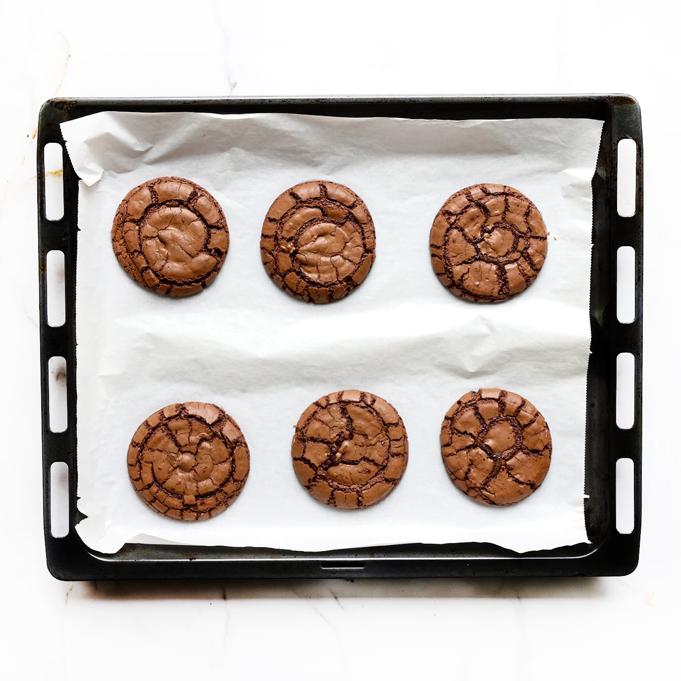 ersgebakken browniekoekjes met witte chocolade op een bakplaat.
