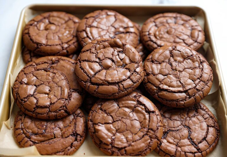 Zelfgemaakte brownie cookies met een zachte binnenkant en stukjes witte chocolade.
