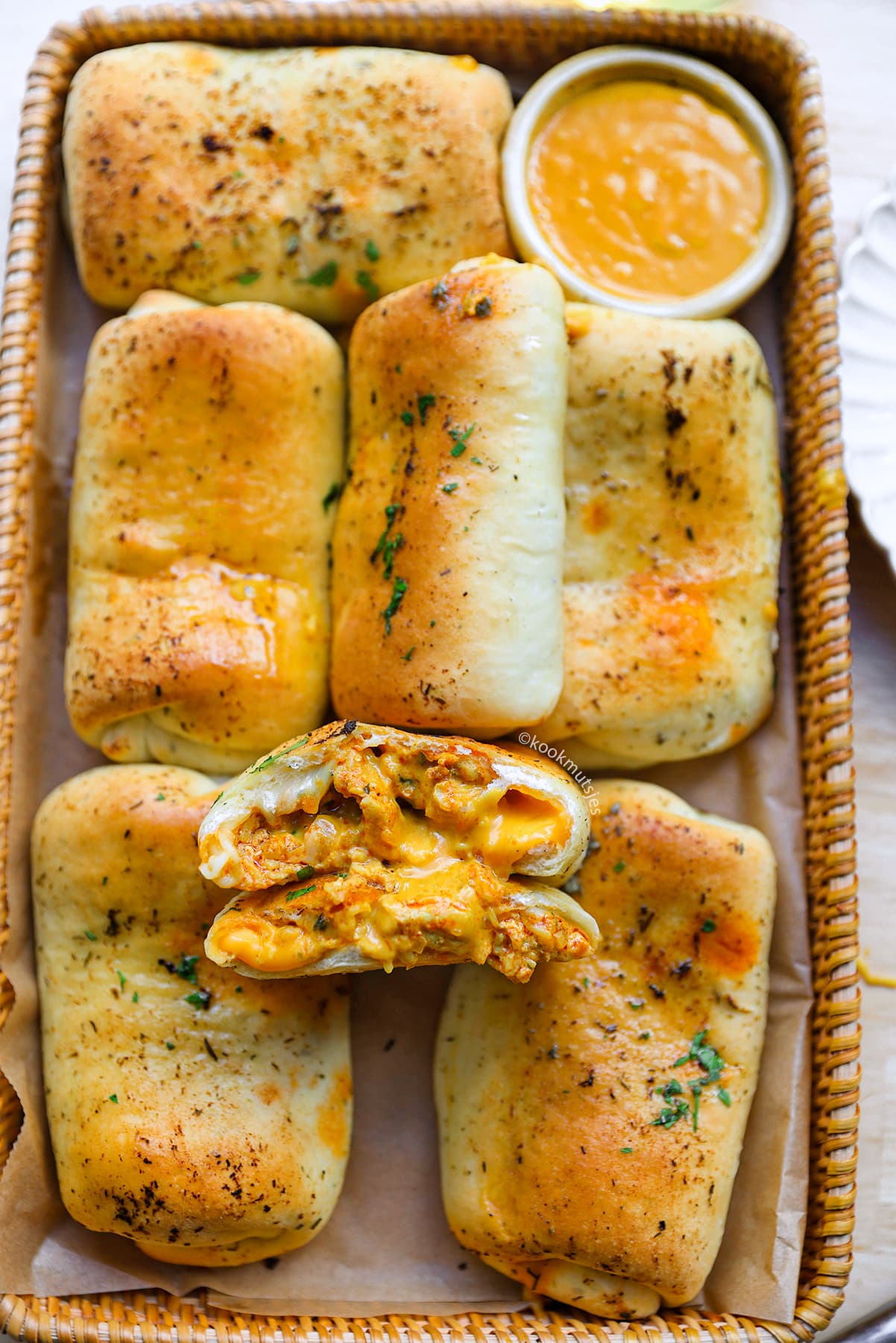 Bestandsnaam chicken-tikka-masala-broodjes-kipvulling.jpg Afbeeldingstitel Gevulde chicken tikka masala broodjes van dichtbij ALT-tekst Binnenkant van een chicken tikka masala broodje met malse kip en romige kruidige vulling