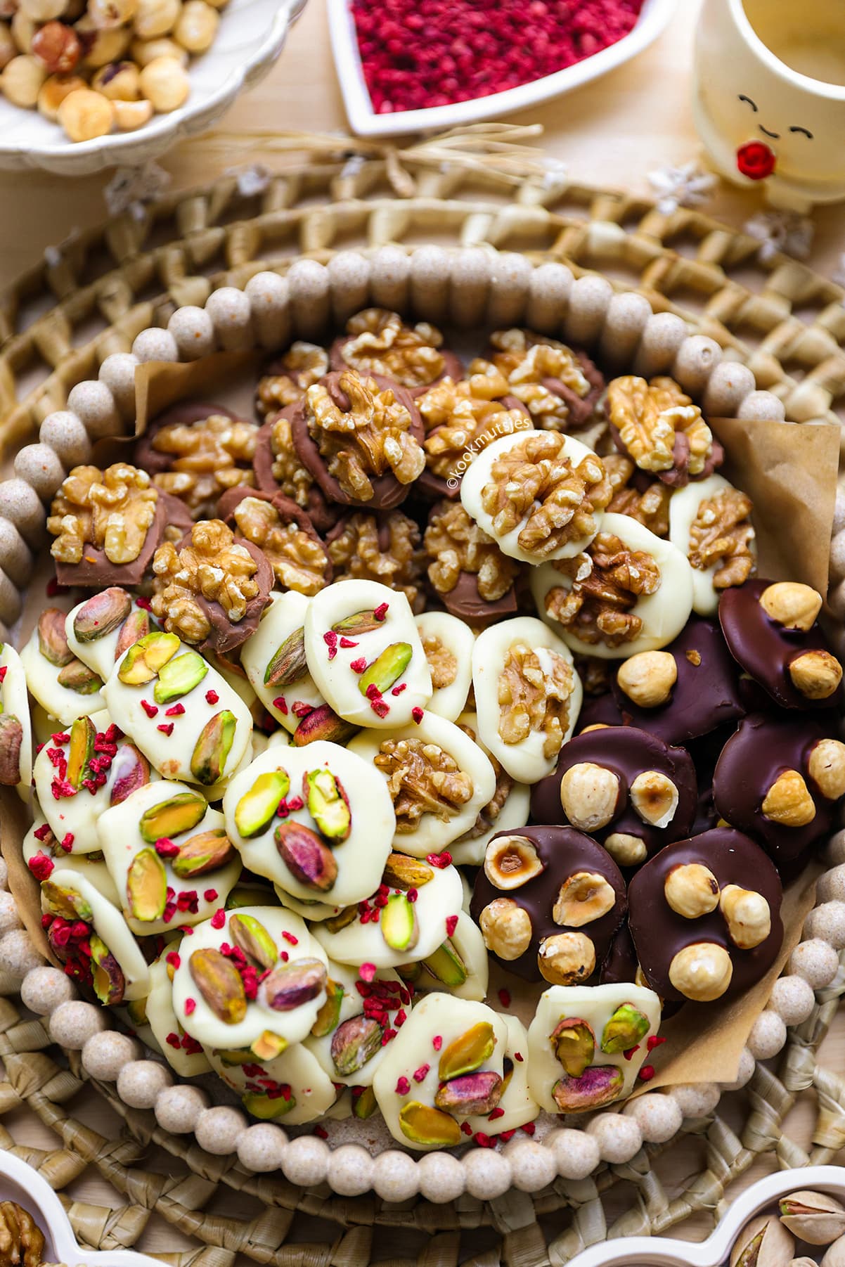 Verschillende chocolade flikken van melkchocolade, witte chocolade en pure chocolade met noten en frambozen