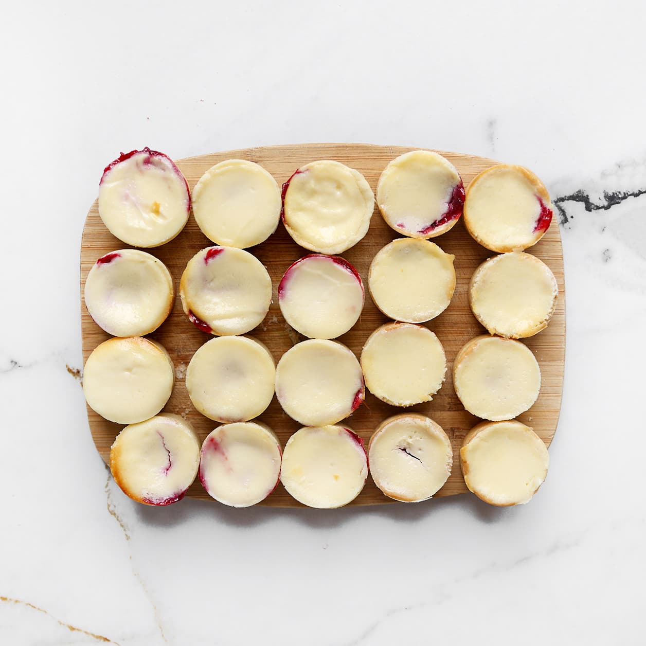 Kleine frambozen cheesecakes bakken in een muffinvorm in de oven