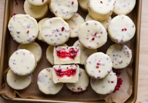 Mini frambozen cheesecakes met romige vulling en een witte chocoladecoating