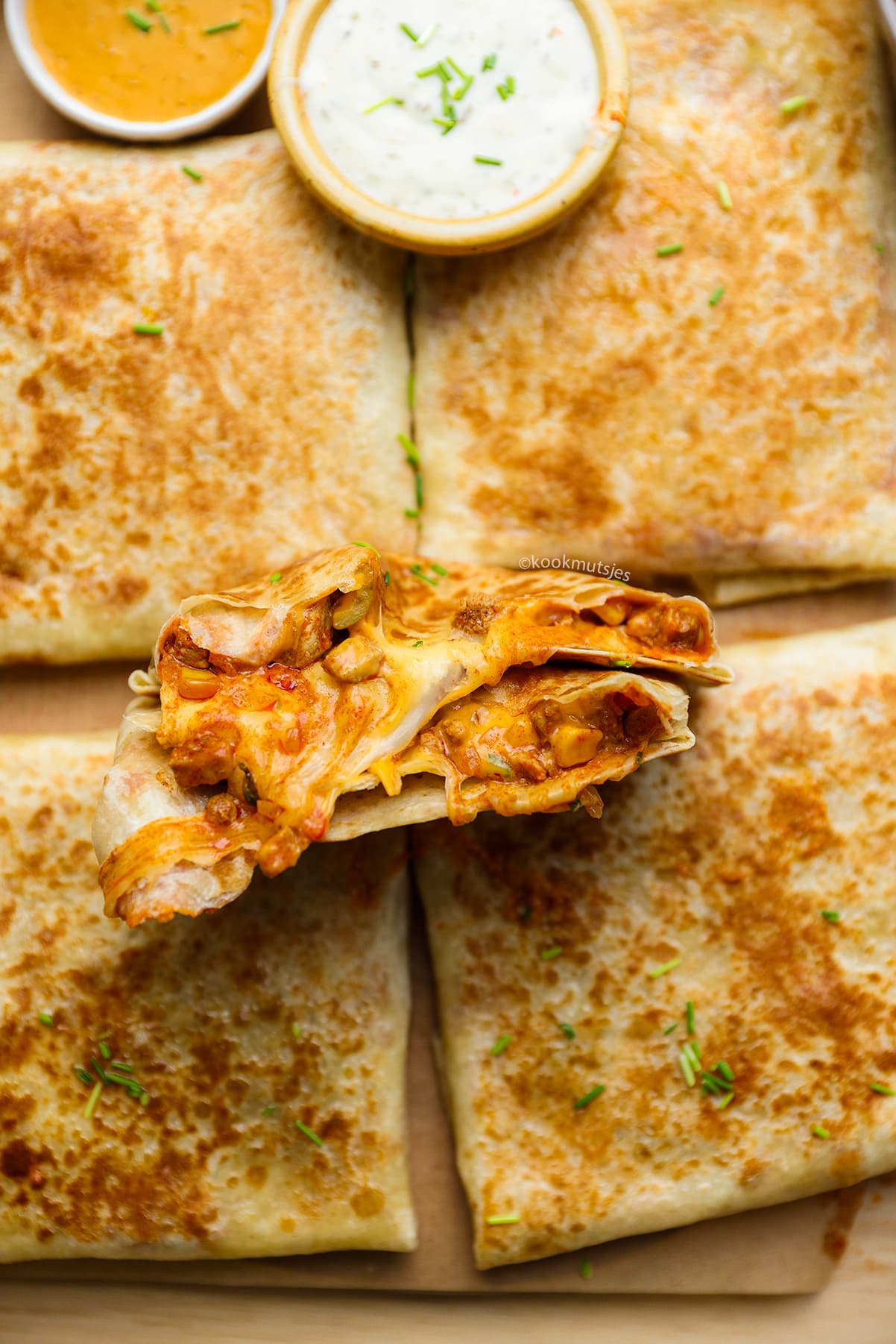 oorgesneden wrap met gekruid vlees, groenten en gesmolten kaas