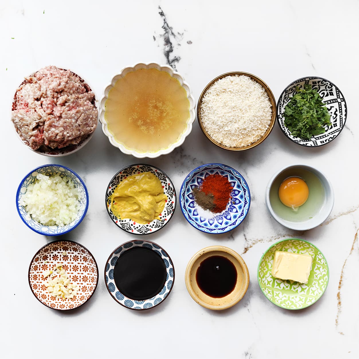 Ingredi&euml;nten voor Hollandse gehaktballen met gehakt, ui, peterselie, mosterd en panko