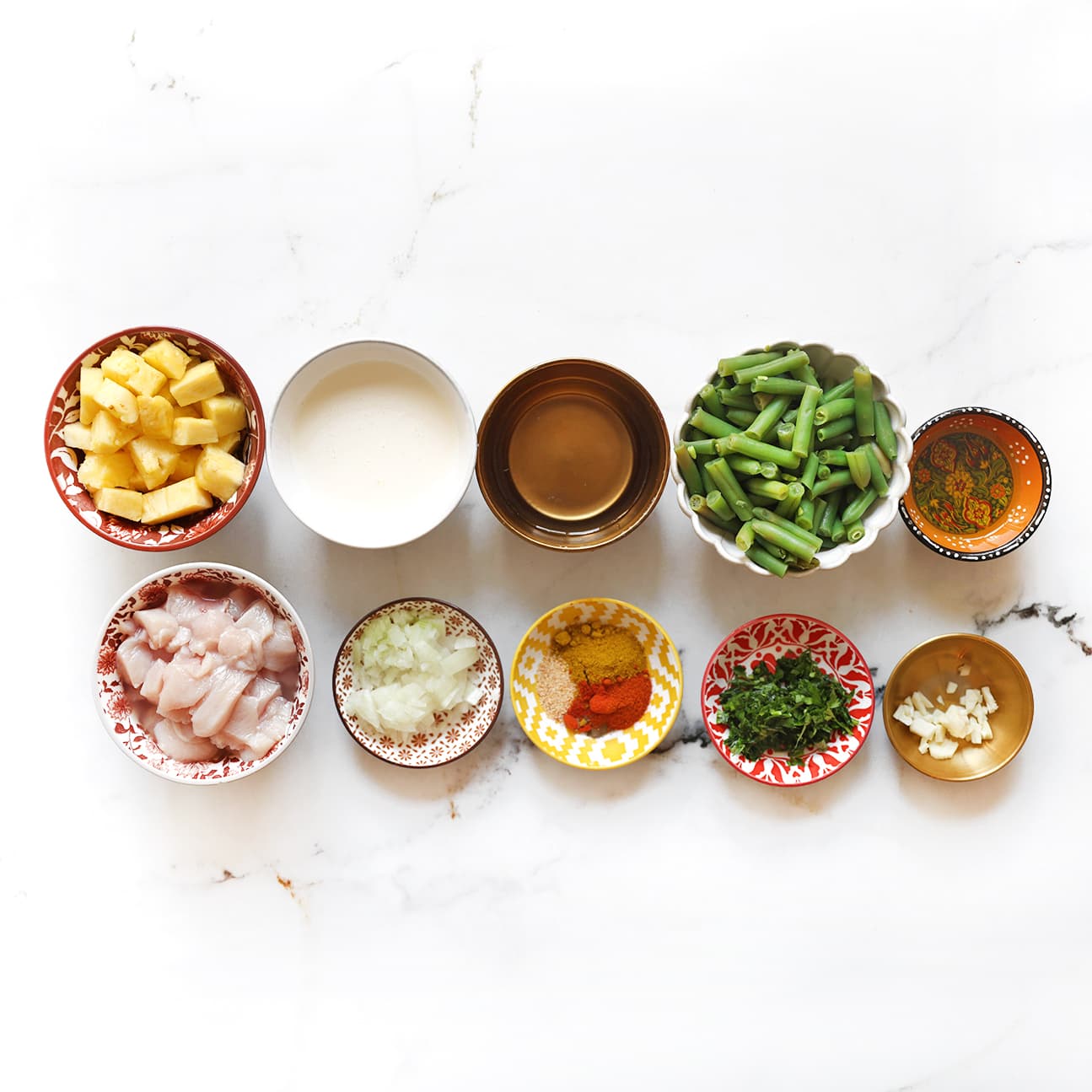 Ingrediënten voor kip kerrie met ananas met kip, sperziebonen en kerriepoeder