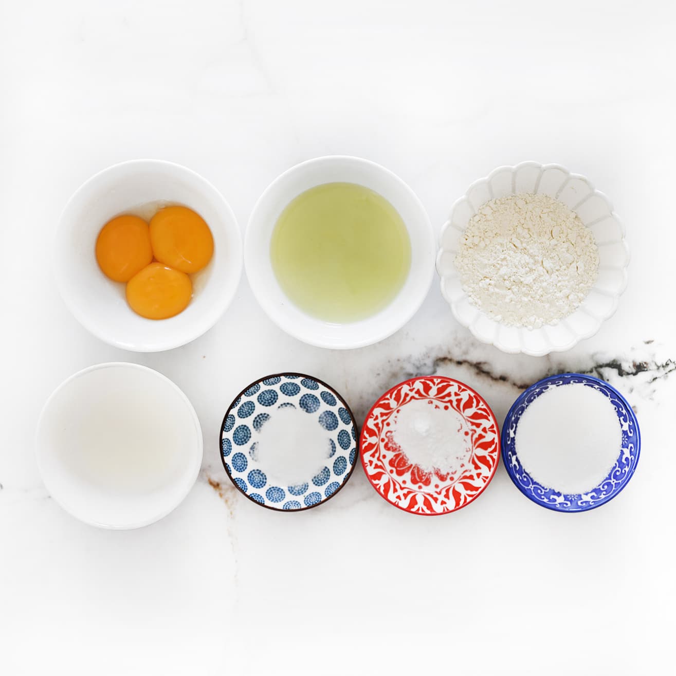 Ingrediënten voor Japanse fluffy pancakes met eieren, bloem, yoghurt en suiker