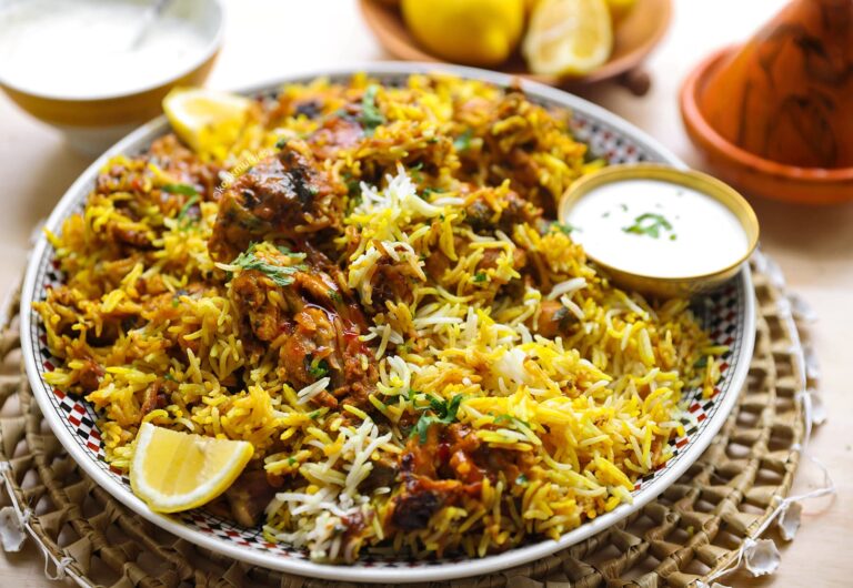 Kip biryani met gekruide kip, basmatirijst, saffraan en gekarameliseerde ui