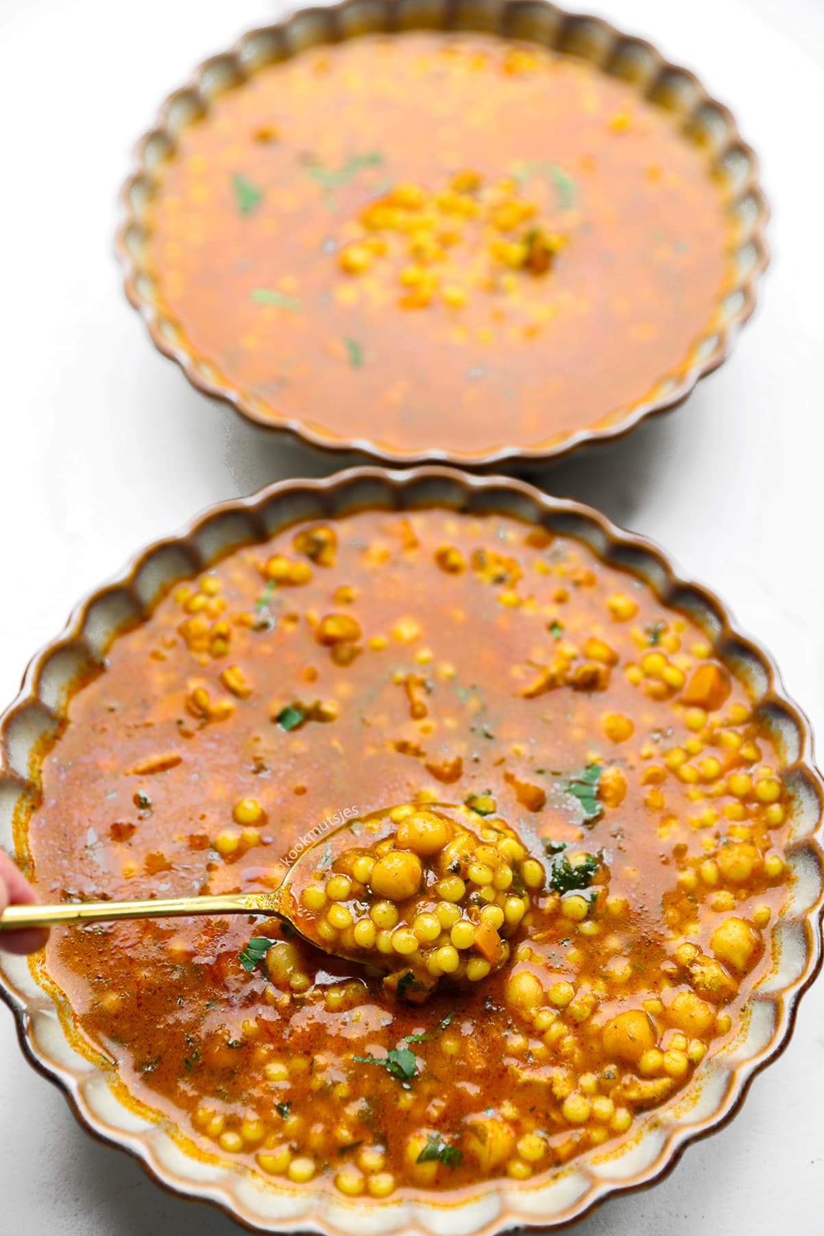 Close-up van parelcouscous, vlees en kikkererwten in Marokkaanse soep