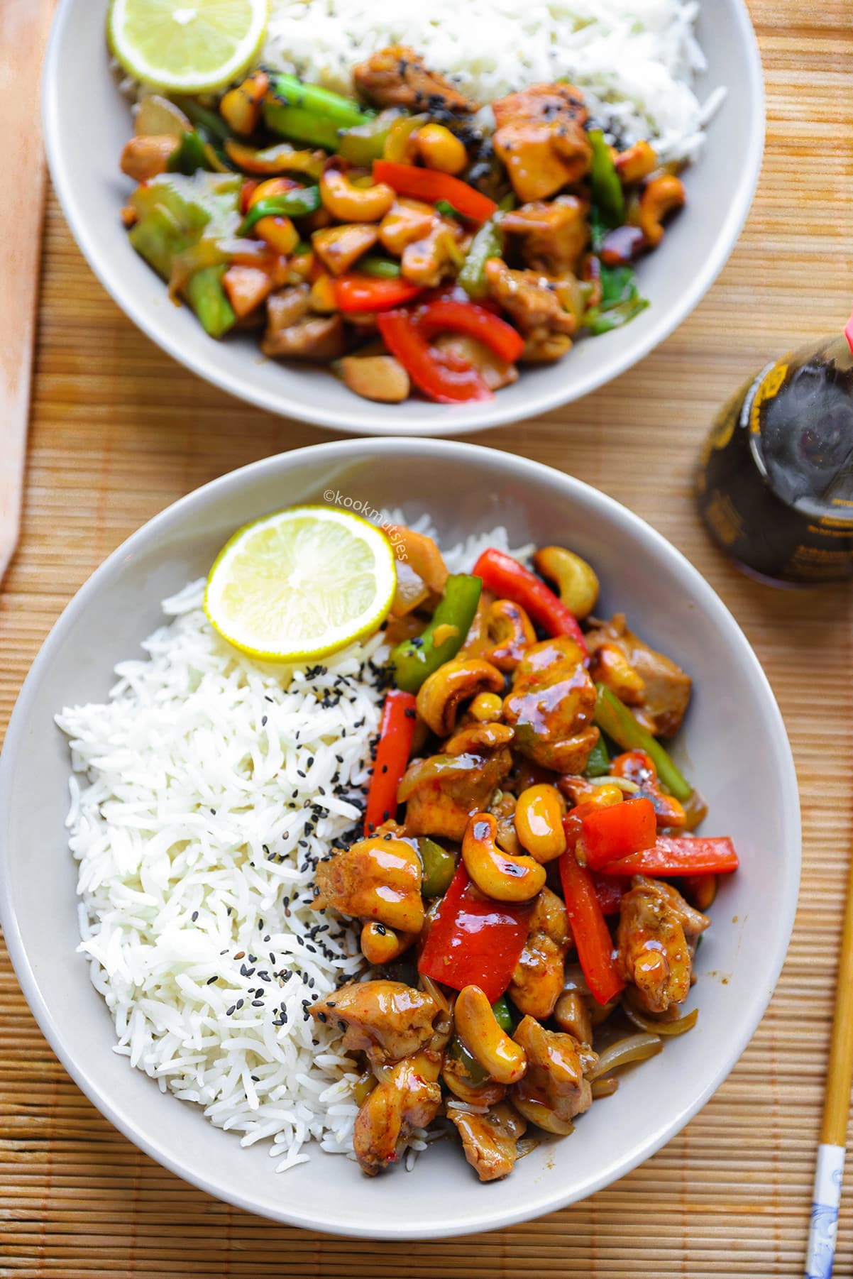 Oosterse kip siam met paprika, lente-ui en knapperige cashewnoten.