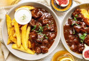 Stoofvlees omhuld met een dikke, donkere saus