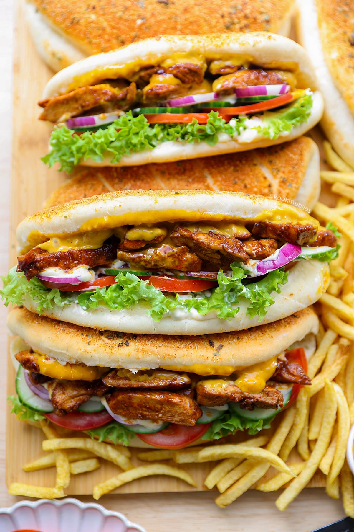 Close-up van een Chicken Teriyaki sandwich met sappige kipreepjes in saus