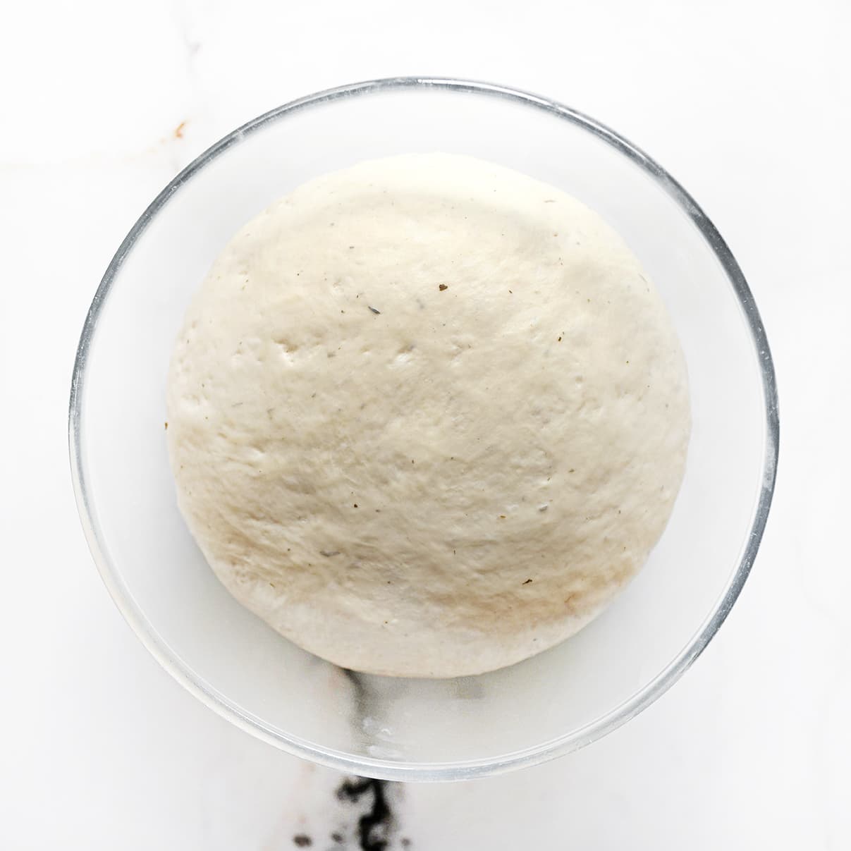Gerezen brooddeeg in een kom voor het maken van chicken tikka masala broodjes