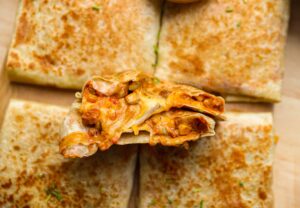 Gevulde beef wraps met gekruid vlees en gesmolten kaas